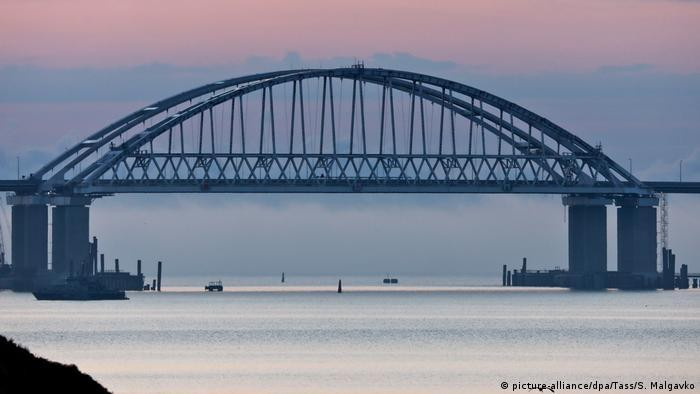 Cầu Crimea dài hơn 18km nối đất liền Nga với bán đảo Crimea. Ảnh: Tass