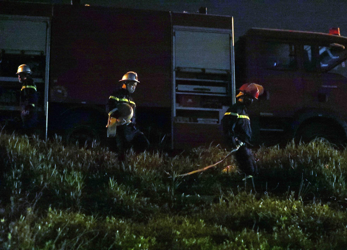 Lực lượng cứu hỏa có mặt tại hiện trường. Lực lượng cứu hỏa có mặt tại hiện trường.