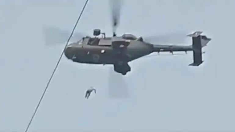 Một người đàn ông đang được kéo vào trực thăng thì rơi xuống tử vong. Ảnh: India Today Một người đàn ông đang được kéo vào trực thăng thì rơi xuống tử vong. Ảnh: India Today