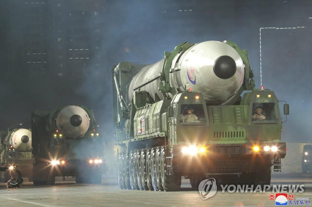 “Khán giả reo hò vang dội và vô cùng phấn khích khi được tận mắt thấy ICBM Hwasong-17 – tên lửa từng được phóng vào ngày 24/3 để chứng minh sức mạnh tuyệt đối, cũng như vị trí chiến lược của Triều Tiên đối với thế giới”, hãng thông tấn KCNA viết. Ảnh: Yonhap