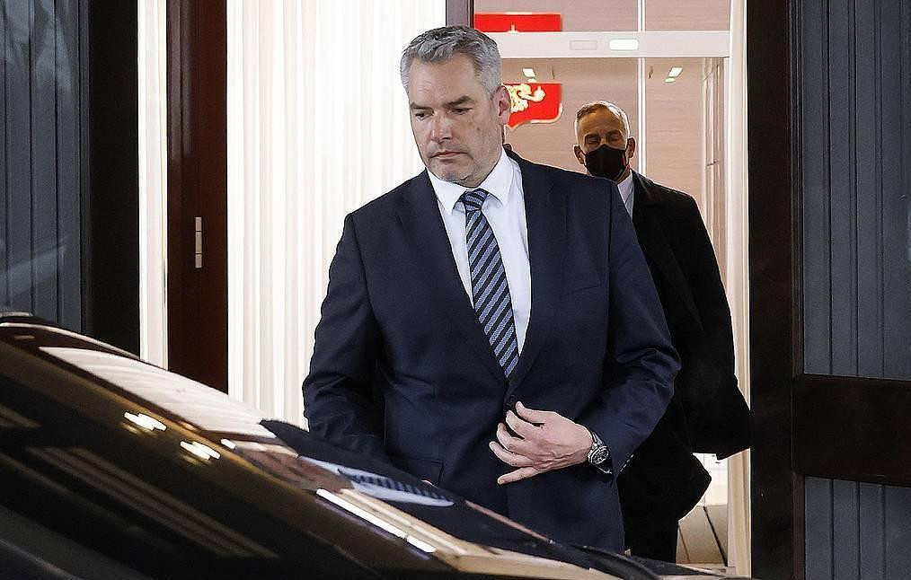 Thủ tướng Áo Karl Nehammer rời đi sau cuộc gặp với Tổng thống Nga Vladimir Putin ở Mátxcơva hôm 11/4. Ảnh: Tass