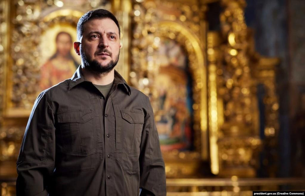 Tại Kiev, Tổng thống Volodymyr Zelensky đã có bài phát biểu mừng Lễ Phục sinh trước nhà thờ St. Sophia. Ông Zelensky nói: “Ngày lễ này mang đến cho chúng ta niềm hy vọng lớn lao, và niềm tin vững chắc rằng ánh sáng sẽ chiến thắng bóng tối, sự sống sẽ chiến thắng cái chết, và Ukraine chắc chắn sẽ chiến thắng.” Ảnh: President.gov.ua