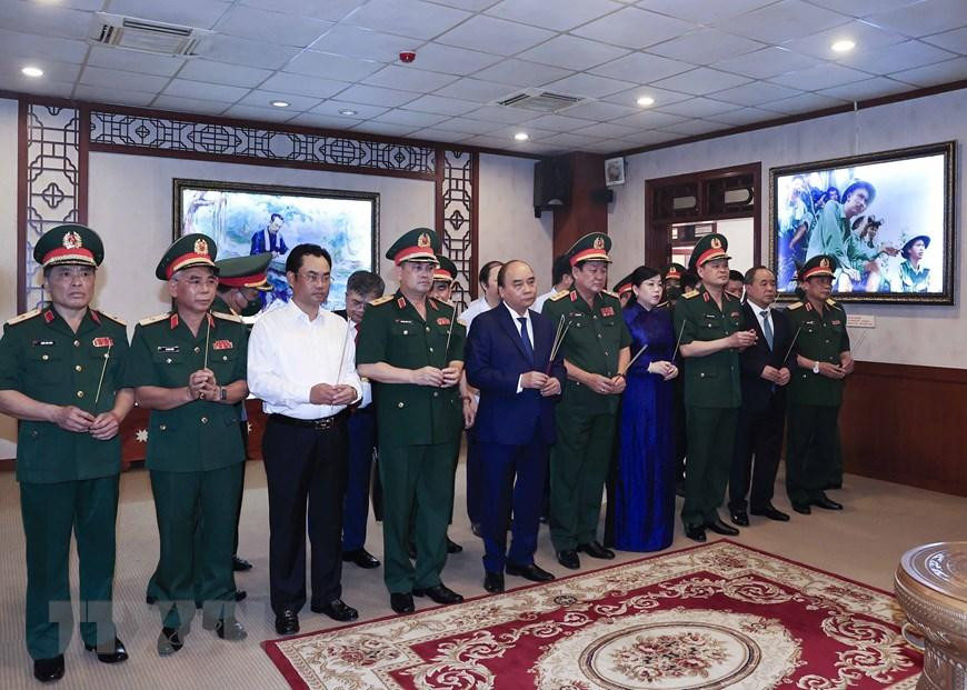 Chủ tịch nước Nguyễn Xuân Phúc dâng hương tưởng niệm Chủ tịch Hồ Chí Minh tại Bộ Tư lệnh Quân khu 1. (Ảnh: Thống Nhất/TTXVN) Chủ tịch nước Nguyễn Xuân Phúc dâng hương tưởng niệm Chủ tịch Hồ Chí Minh tại Bộ Tư lệnh Quân khu 1. (Ảnh: Thống Nhất/TTXVN)