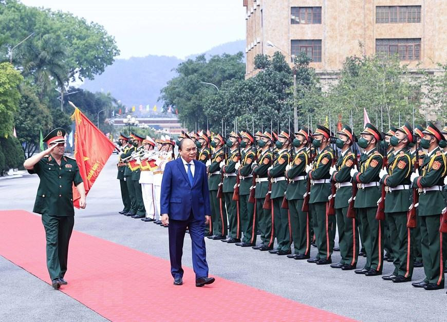 Chủ tịch nước duyệt đội danh dự. (Ảnh: Thống Nhất/TTXVN) Chủ tịch nước duyệt đội danh dự. (Ảnh: Thống Nhất/TTXVN)