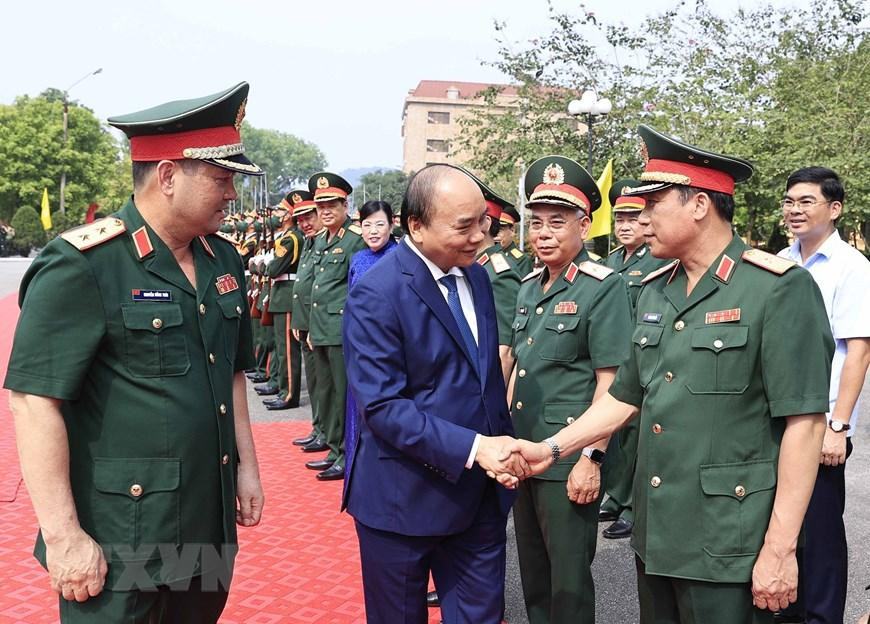 Chủ tịch nước với lãnh đạo, sỹ quan chỉ huy Bộ Tư lệnh Quân khu 1. (Ảnh: Thống Nhất/TTXVN) Chủ tịch nước với lãnh đạo, sỹ quan chỉ huy Bộ Tư lệnh Quân khu 1. (Ảnh: Thống Nhất/TTXVN)