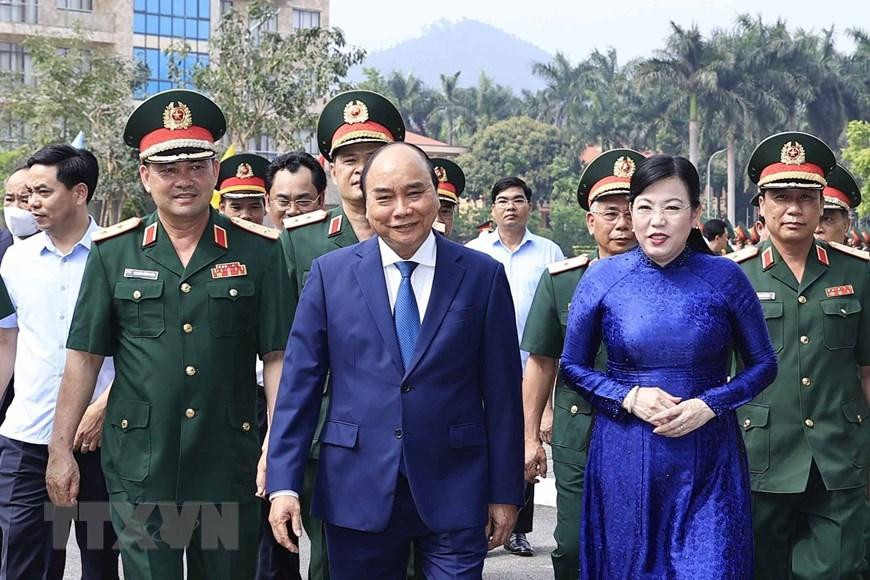 Chủ tịch nước Nguyễn Xuân Phúc - Chủ tịch Hội đồng Quốc phòng và An ninh, Thống lĩnh các lực lượng vũ trang nhân dân đến thăm và làm việc tại Bộ Tư lệnh Quân khu 1. (Ảnh: Thống Nhất/TTXVN) Chủ tịch nước Nguyễn Xuân Phúc - Chủ tịch Hội đồng Quốc phòng và An ninh, Thống lĩnh các lực lượng vũ trang nhân dân đến thăm và làm việc tại Bộ Tư lệnh Quân khu 1. (Ảnh: Thống Nhất/TTXVN)