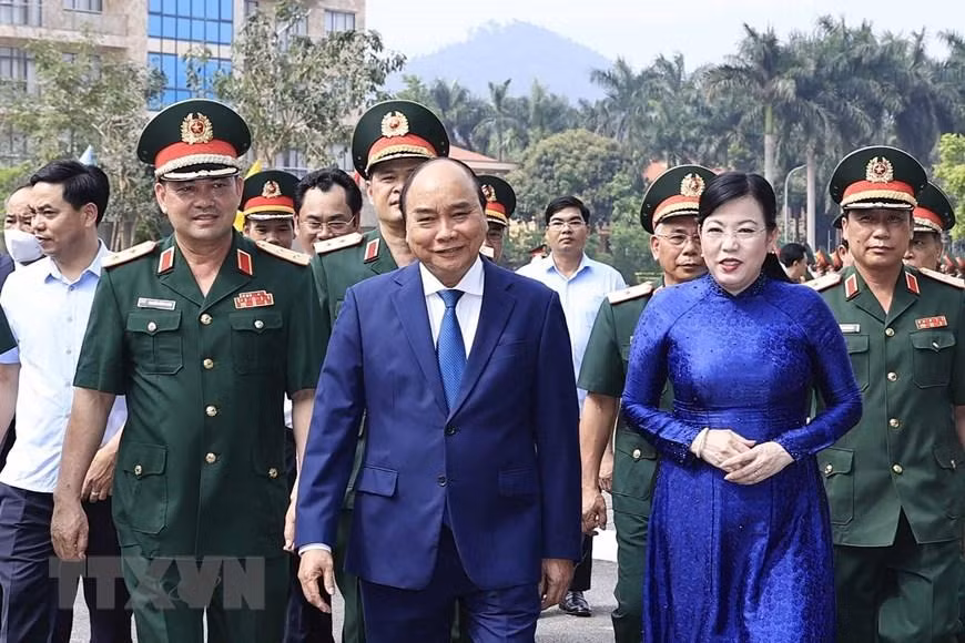 Chủ tịch nước Nguyễn Xuân Phúc - Chủ tịch Hội đồng Quốc phòng và An ninh, Thống lĩnh các lực lượng vũ trang nhân dân đến thăm và làm việc tại Bộ Tư lệnh Quân khu 1. (Ảnh: Thống Nhất/TTXVN)