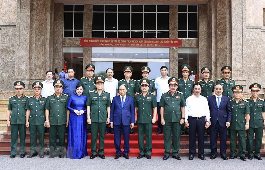 Chủ tịch nước Nguyễn Xuân Phúc chụp ảnh chung với lãnh đạo Bộ Tư lệnh Quân khu 1 và các đại biểu tham dự buổi làm việc. (Ảnh: Thống Nhất/TTXVN) Chủ tịch nước Nguyễn Xuân Phúc chụp ảnh chung với lãnh đạo Bộ Tư lệnh Quân khu 1 và các đại biểu tham dự buổi làm việc. (Ảnh: Thống Nhất/TTXVN)