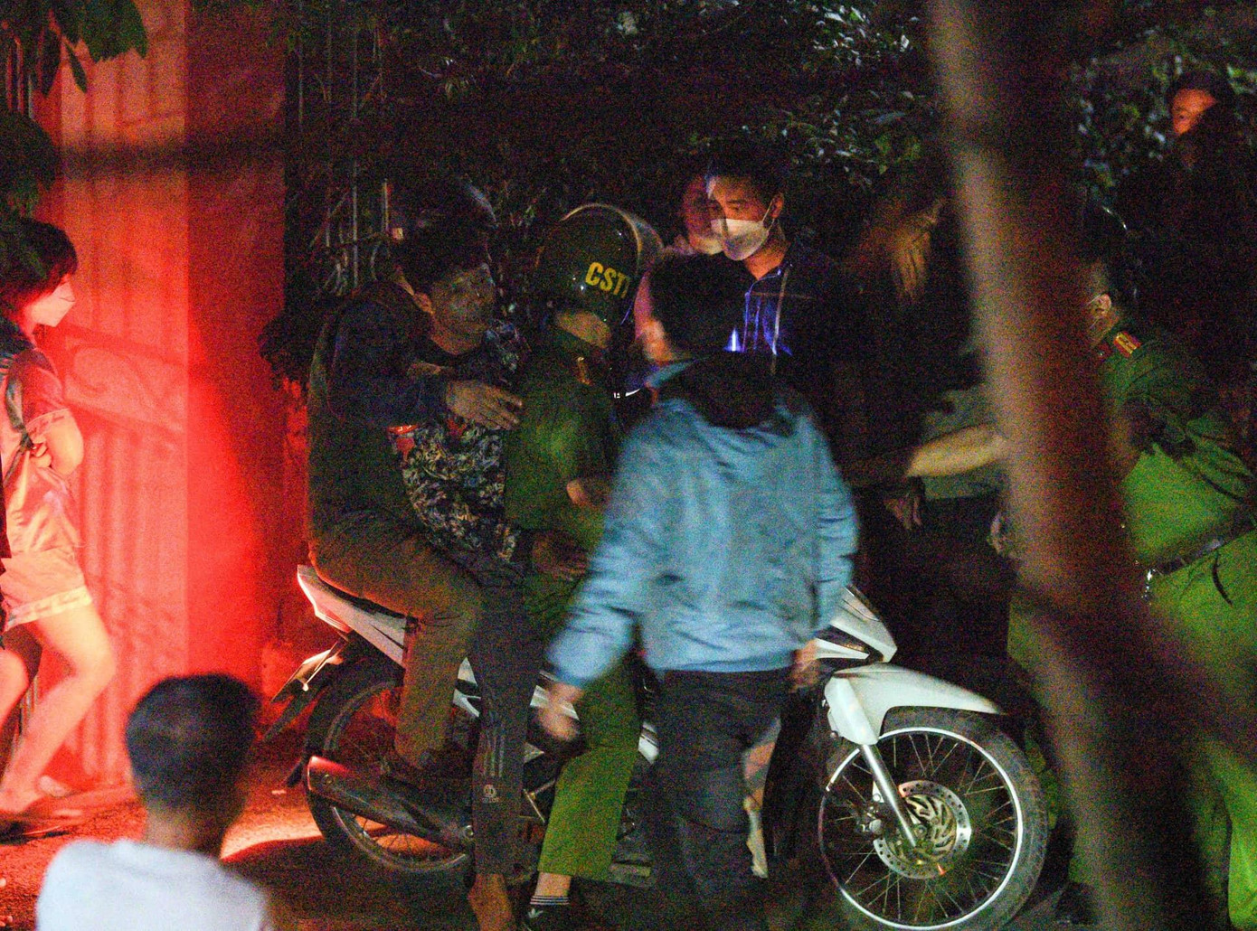 Nghi phạm bị lực lượng chức năng khống chế. Nghi phạm bị lực lượng chức năng khống chế.