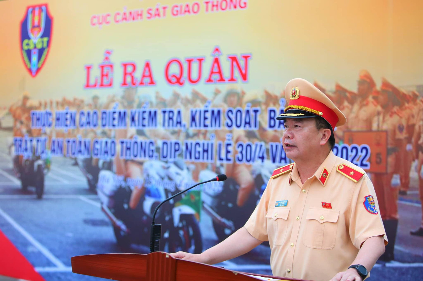 Thiếu tướng Nguyễn Văn Trung, Cục trưởng cục CSGT phát động lễ ra quân. Ảnh: Thanh Hà