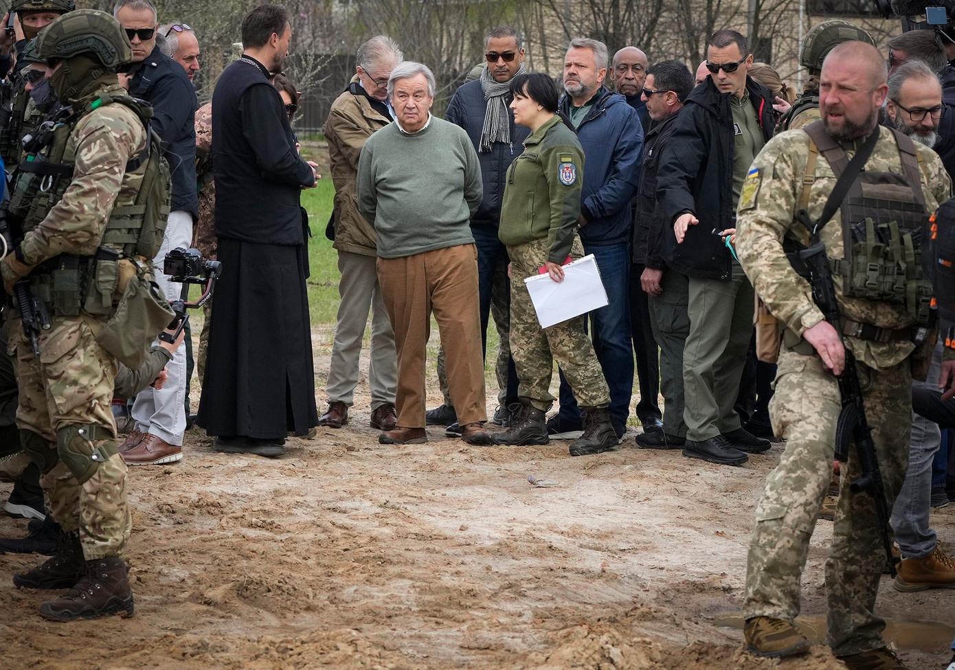 Ông Guterres thăm thị trấn Bucha ngày 28/4. Ảnh: AP Ông Guterres thăm thị trấn Bucha ngày 28/4. Ảnh: AP