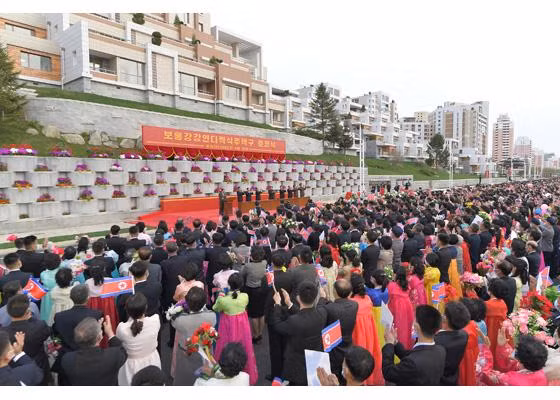 Khu căn hộ nằm ở Kyongru-dong, cạnh sông Pothong (thủ đô Bình Nhưỡng). Ảnh: Rodong Sinmun
