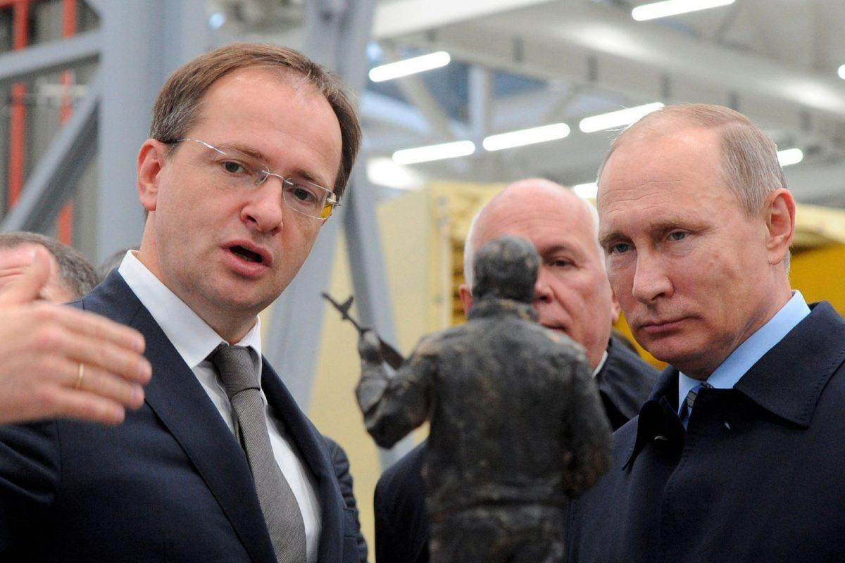 Tổng thống Nga Vladimir Putin (ảnh phải) và ông Vladimir Medinsky (ảnh trái). Ảnh: Reuters