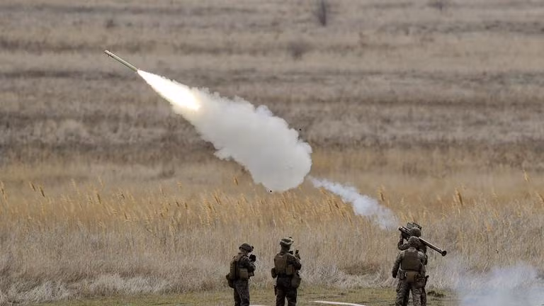 Binh sĩ Mỹ phóng tên lửa Stinger trong một cuộc tập trận ở Romania. Ảnh:AP