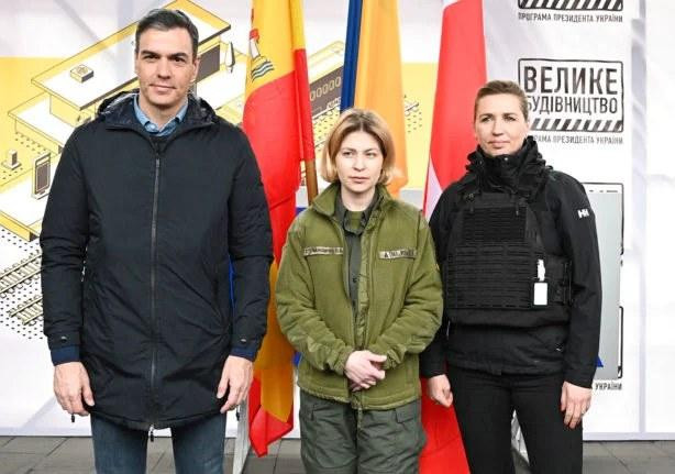 Thủ tướng Đan Mạch Mette Frederiksen (phải) và Thủ tướng Tây Ban Nha Pedro Sanchez (trái) thăm Ukraine ngày 21/4. Ảnh: AP Thủ tướng Đan Mạch Mette Frederiksen (phải) và Thủ tướng Tây Ban Nha Pedro Sanchez (trái) thăm Ukraine ngày 21/4. Ảnh: AP