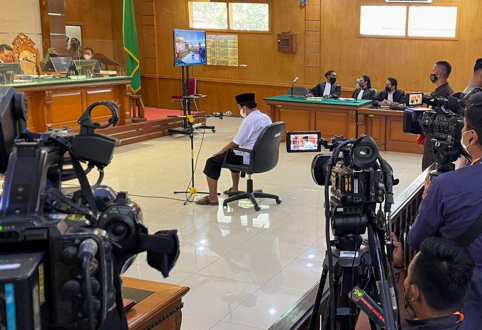 Herry Wirawan (36 tuổi) xuất hiện trong một phiên tòa. Ảnh: Reuters