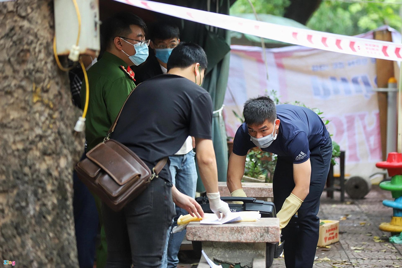 Lực lượng chức năng khám nghiệm hiện trường vụ cháy. Ảnh: Hồng Quang.