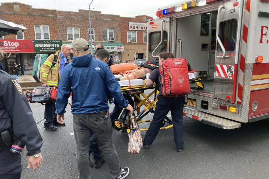 Một người bị thương được đưa đi cấp cứu. Ảnh: NY Times