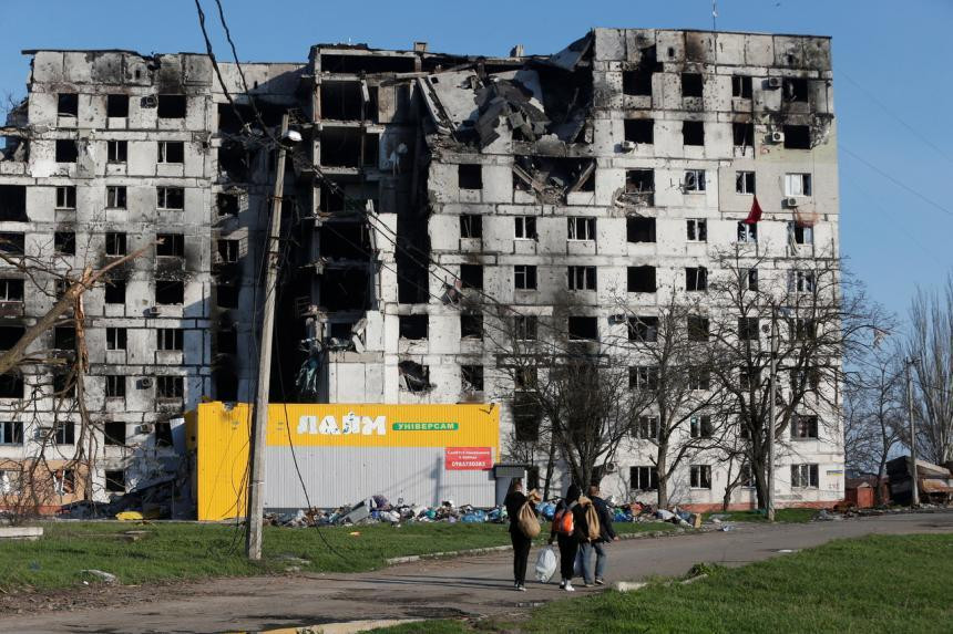 Một tòa nhà ở Mariupol bị hư hại. Ảnh: Reuters
