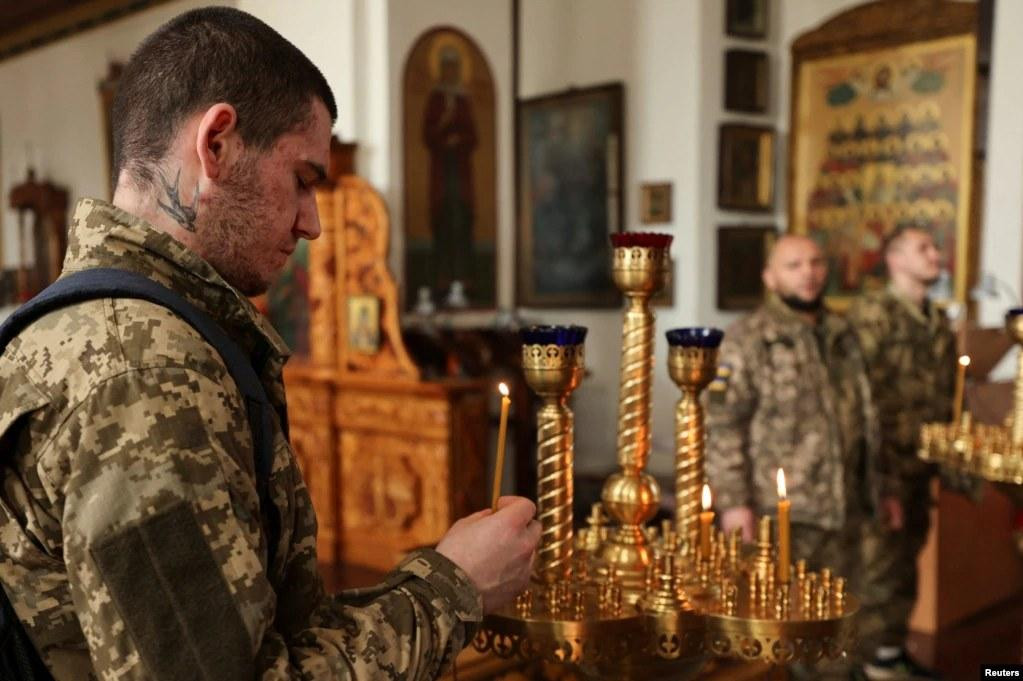 “Vào ngày lễ Phục sinh, chúng tôi cầu xin Chúa ban cho những ân sủng lớn lao để biến ước mơ của chúng tôi thành hiện thực. Đây là một ngày tuyệt vời khác - ngày mà một nền hòa bình vĩ đại sẽ đến với Ukraine.” Ảnh: Reuters