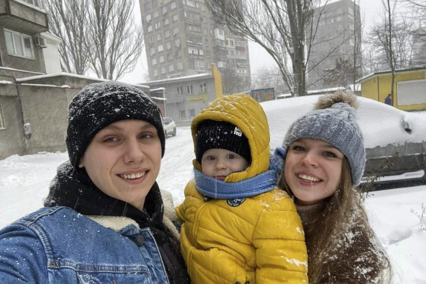 Leonid Kuznetsov chụp ảnh cùng vợ và con trước khi chiến sự bùng phát. Ảnh: NY Times Leonid Kuznetsov chụp ảnh cùng vợ và con trước khi chiến sự bùng phát. Ảnh: NY Times