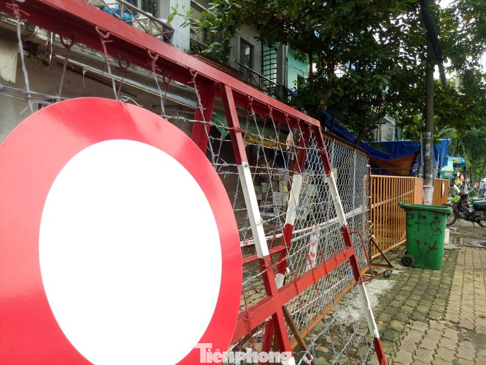 Quanh khu chợ đầu mối Hàng Bông đang bị rào chắn