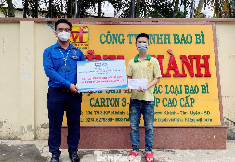 Trao hỗ trợ chương trình cho công nhân tại Công ty TNHH Bao Bì Vĩnh Thành. - Ảnh: Minh Trí Trao hỗ trợ chương trình cho công nhân tại Công ty TNHH Bao Bì Vĩnh Thành. - Ảnh: Minh Trí