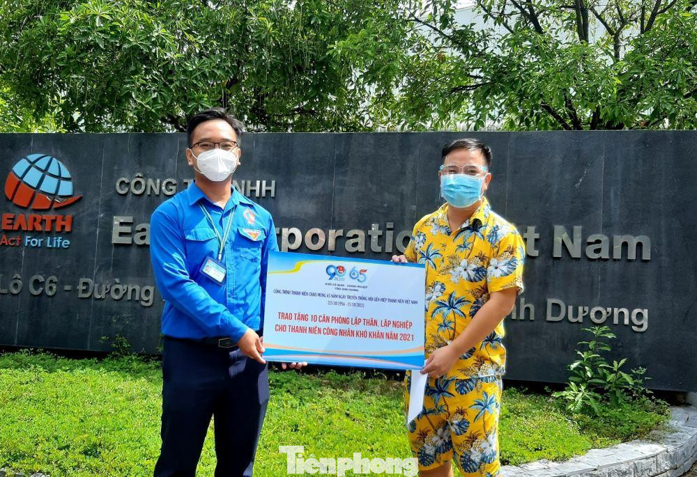 Hội viên Chi hội thanh niên Công ty TNHH Earth Coporation Việt Nam nhận hỗ trợ từ chương trình.- Ảnh: Minh Trí Hội viên Chi hội thanh niên Công ty TNHH Earth Coporation Việt Nam nhận hỗ trợ từ chương trình.- Ảnh: Minh Trí