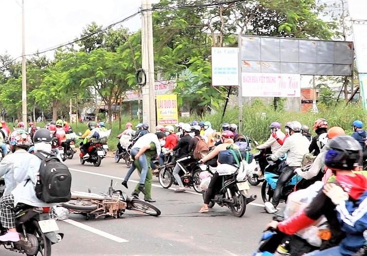 Cảnh nữ sinh cõng người đàn ông khiến nhiều người đi đường chú ý Cảnh nữ sinh cõng người đàn ông khiến nhiều người đi đường chú ý
