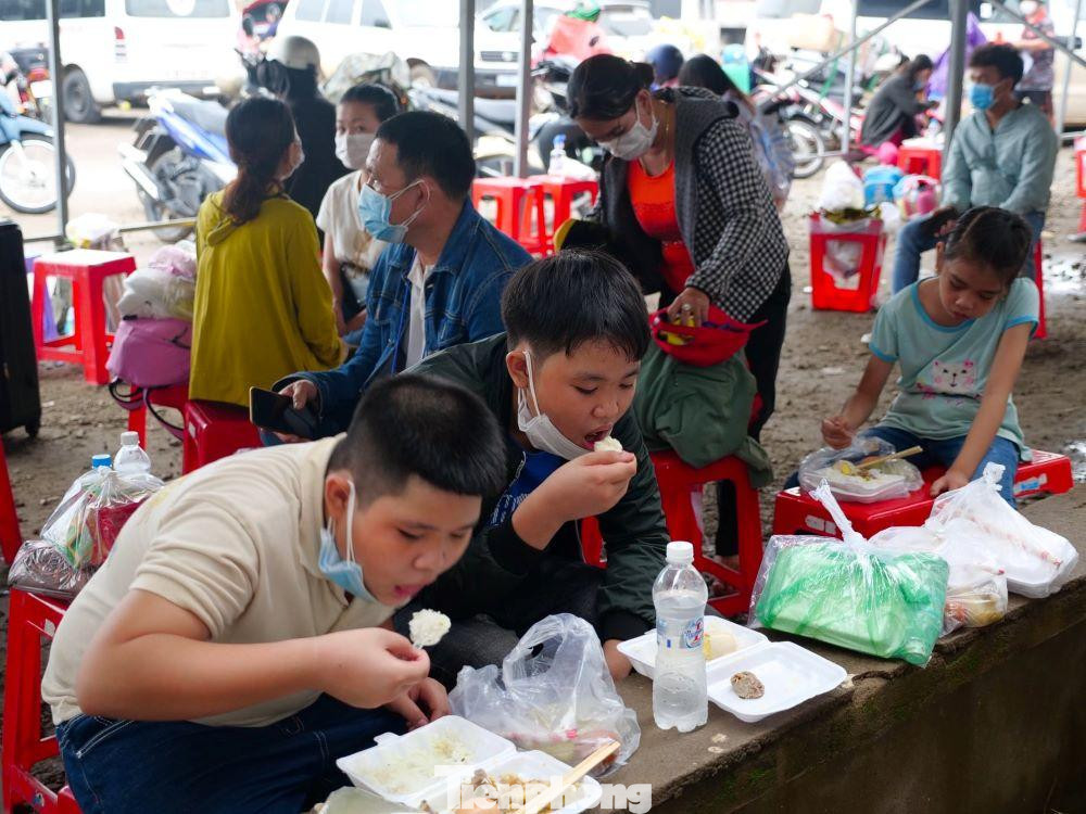 Lực lượng chức năng Bình Phước lập trạm dừng chân và tiếp thức ăn, nước uống cho người dân các tỉnh Tây Nguyên