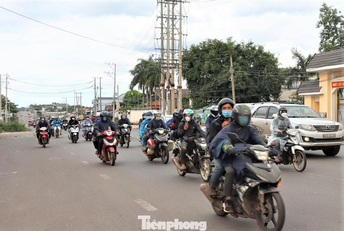 Ngày 15/10, Công an tỉnh Bình Phước cho biết đang tiếp tục tổ chức các đoàn xe dẫn đường hỗ trợ người dân từ các tỉnh Tây nguyên di chuyển qua địa bàn để đến các tỉnh, thành phố gồm: Bình Dương, TP.HCM và tỉnh Đồng Nai