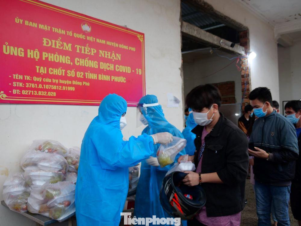 Công an tỉnh Bình Phước cho hay, trong 2 tuần qua, địa phương đã hỗ trợ khoảng 80.000 lượt người đi lại 2 chiều. Trong đó, chiều về Tây Nguyên giảm dần và chiều ngược lại tăng lên.