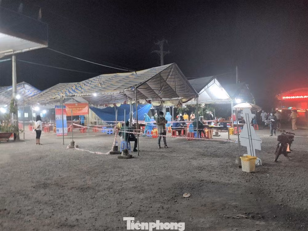 Trạm dừng chân được bố trí cho người dân đi qua địa bàn tỉnh Bình Phước nghỉ ngơi