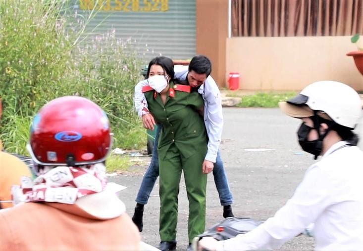 Nữ sinh cõng người đàn ông gặp tai nạn Nữ sinh cõng người đàn ông gặp tai nạn
