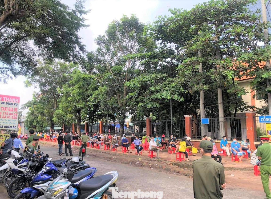 Lực lượng chức năng được cử đến hỗ trợ các điểm tiêm vắc xin sắp xếp người dân giữ đúng khoảng cách an toàn Lực lượng chức năng được cử đến hỗ trợ các điểm tiêm vắc xin sắp xếp người dân giữ đúng khoảng cách an toàn