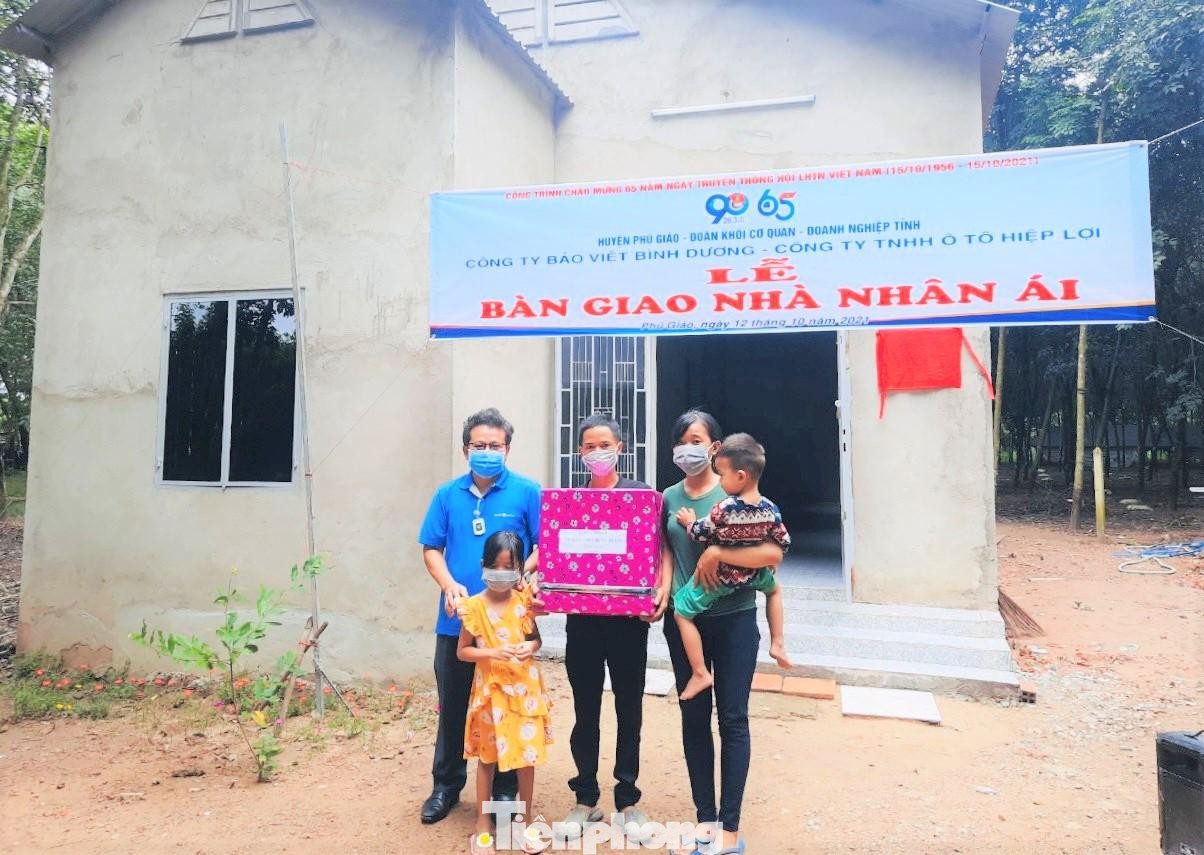 Trao nhà nhân ái cho chị Nguyễn Thị Mộng Trinh Trao nhà nhân ái cho chị Nguyễn Thị Mộng Trinh