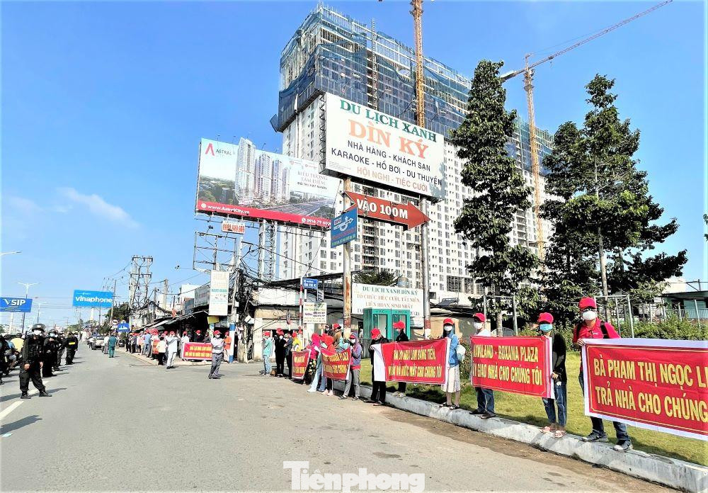 Khách hàng nhiều lần mang băng rôn tập trung tại dự án để đòi quyền lợi.