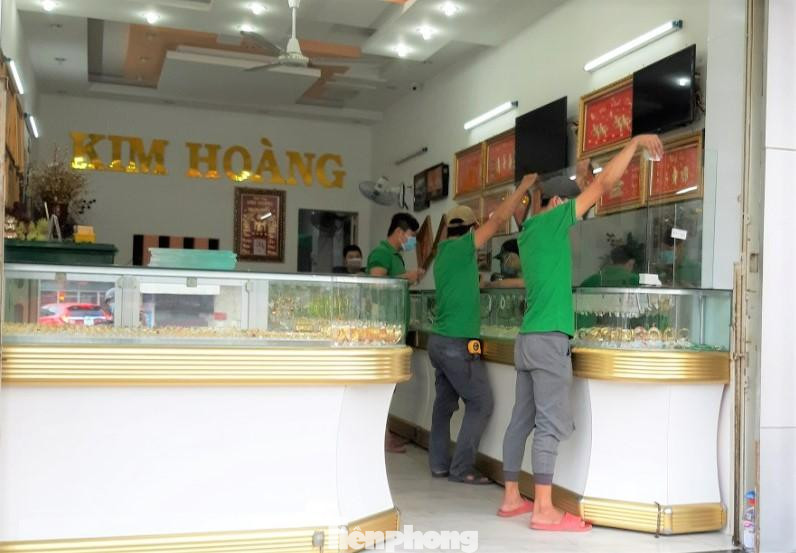 Về hoạt động sản xuất và kinh doanh, cho phép được tập trung ngoài trời, trong nhà dưới 10 người; trường hợp có 100% người tham gia đã tiêm vắc xin được tập trung dưới 50 người. Chợ truyền thống được hoạt động; công trình giao thông, xây dựng được hoạt động trở lại. Về hoạt động sản xuất và kinh doanh, cho phép được tập trung ngoài trời, trong nhà dưới 10 người; trường hợp có 100% người tham gia đã tiêm vắc xin được tập trung dưới 50 người. Chợ truyền thống được hoạt động; công trình giao thông, xây dựng được hoạt động trở lại.