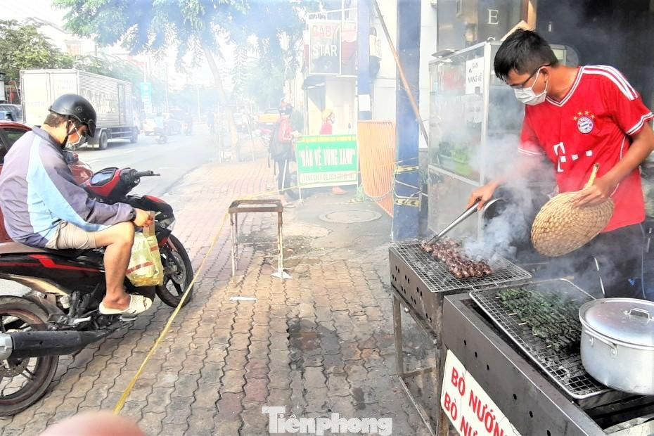 Đề nghị người dân thực hiện nghiêm và xuyên suốt quy tắc 5K, giữ khoảng cách tối thiểu 2m; quét mã QR tại các điểm đến. Xuất trình giấy tờ chứng minh đủ điều kiện lưu thông (F0 đã khỏi bệnh, người đã tiêm vắc xin 2 mũi và 1 mũi sau 14 ngày). Khi người dân có biểu hiện nghi mắc COVID-19 cần báo ngay cơ sở y tế, tổng đài 1022 hoặc đường dây nóng của các cơ quan, ban ngành. Người dân nêu cao tinh thần cảnh giác, thích ứng an toàn, linh hoạt, sống trong điều kiện kiểm soát dịch bệnh. Đề nghị người dân thực hiện nghiêm và xuyên suốt quy tắc 5K, giữ khoảng cách tối thiểu 2m; quét mã QR tại các điểm đến. Xuất trình giấy tờ chứng minh đủ điều kiện lưu thông (F0 đã khỏi bệnh, người đã tiêm vắc xin 2 mũi và 1 mũi sau 14 ngày). Khi người dân có biểu hiện nghi mắc COVID-19 cần báo ngay cơ sở y tế, tổng đài 1022 hoặc đường dây nóng của các cơ quan, ban ngành. Người dân nêu cao tinh thần cảnh giác, thích ứng an toàn, linh hoạt, sống trong điều kiện kiểm soát dịch bệnh.