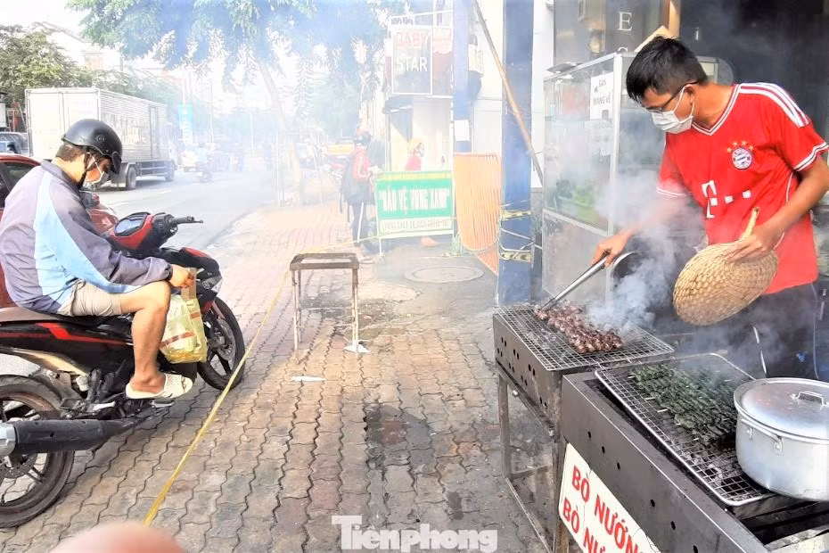 Đề nghị người dân thực hiện nghiêm và xuyên suốt quy tắc 5K, giữ khoảng cách tối thiểu 2m; quét mã QR tại các điểm đến. Xuất trình giấy tờ chứng minh đủ điều kiện lưu thông (F0 đã khỏi bệnh, người đã tiêm vắc xin 2 mũi và 1 mũi sau 14 ngày). Khi người dân có biểu hiện nghi mắc COVID-19 cần báo ngay cơ sở y tế, tổng đài 1022 hoặc đường dây nóng của các cơ quan, ban ngành. Người dân nêu cao tinh thần cảnh giác, thích ứng an toàn, linh hoạt, sống trong điều kiện kiểm soát dịch bệnh. Đề nghị người dân thực hiện nghiêm và xuyên suốt quy tắc 5K, giữ khoảng cách tối thiểu 2m; quét mã QR tại các điểm đến. Xuất trình giấy tờ chứng minh đủ điều kiện lưu thông (F0 đã khỏi bệnh, người đã tiêm vắc xin 2 mũi và 1 mũi sau 14 ngày). Khi người dân có biểu hiện nghi mắc COVID-19 cần báo ngay cơ sở y tế, tổng đài 1022 hoặc đường dây nóng của các cơ quan, ban ngành. Người dân nêu cao tinh thần cảnh giác, thích ứng an toàn, linh hoạt, sống trong điều kiện kiểm soát dịch bệnh.