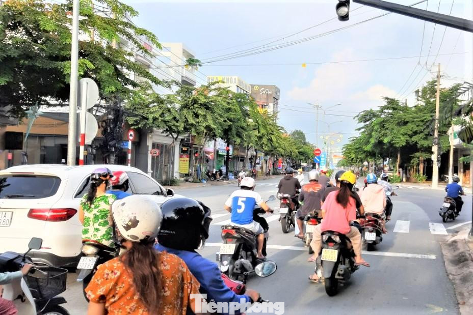 Theo đánh giá của Ban chỉ đạo phòng, chống dịch COVID-19 tỉnh Bình Dương, tình hình dịch bệnh trên địa bàn đạt nhiều kết quả khả quan, số ca mắc mới giảm, ca tử vong được kiểm soát, tỷ lệ tiêm vắc xin đạt trên 90% mũi 1 và 5% mũi 2. Một số hoạt động kinh tế, xã hội thí điểm mở cửa trở lại thời gian qua đảm bảo an toàn. Theo đánh giá của Ban chỉ đạo phòng, chống dịch COVID-19 tỉnh Bình Dương, tình hình dịch bệnh trên địa bàn đạt nhiều kết quả khả quan, số ca mắc mới giảm, ca tử vong được kiểm soát, tỷ lệ tiêm vắc xin đạt trên 90% mũi 1 và 5% mũi 2. Một số hoạt động kinh tế, xã hội thí điểm mở cửa trở lại thời gian qua đảm bảo an toàn.