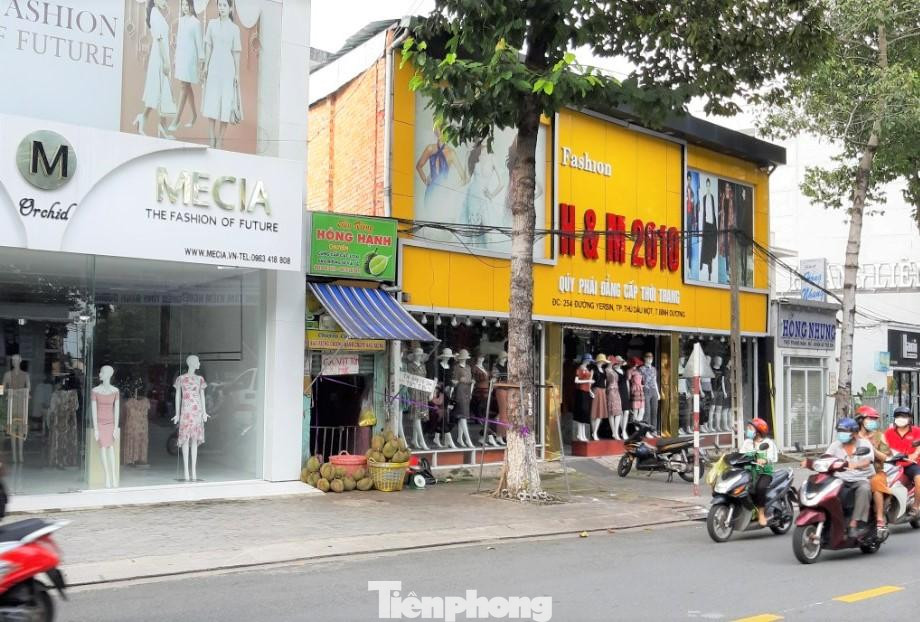 Các nhà hàng, dịch vụ ăn uống chỉ được phép bán mang về trừ trường hợp địa điểm kinh doanh được ngành chức năng địa phương cho phép bán tại chỗ. Các nhà hàng, dịch vụ ăn uống chỉ được phép bán mang về trừ trường hợp địa điểm kinh doanh được ngành chức năng địa phương cho phép bán tại chỗ.