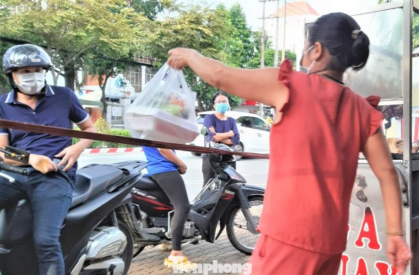 Để đạt hiệu quả trong công tác phòng, chống dịch trong thời gian trở về trạng thái bình thường mới, ngành y tế Bình Dương huy động mọi nguồn lực tập trung tiêm vắc xin cho người dân. Để bao phủ 2 mũi vắc xin cho người dân, Bình Dương cần khoảng 4,7 triệu liều, hiện địa phương đã tiêm hết 2,1 triệu liều được phân bổ và đang chờ nguồn tiếp theo. Để đạt hiệu quả trong công tác phòng, chống dịch trong thời gian trở về trạng thái bình thường mới, ngành y tế Bình Dương huy động mọi nguồn lực tập trung tiêm vắc xin cho người dân. Để bao phủ 2 mũi vắc xin cho người dân, Bình Dương cần khoảng 4,7 triệu liều, hiện địa phương đã tiêm hết 2,1 triệu liều được phân bổ và đang chờ nguồn tiếp theo.