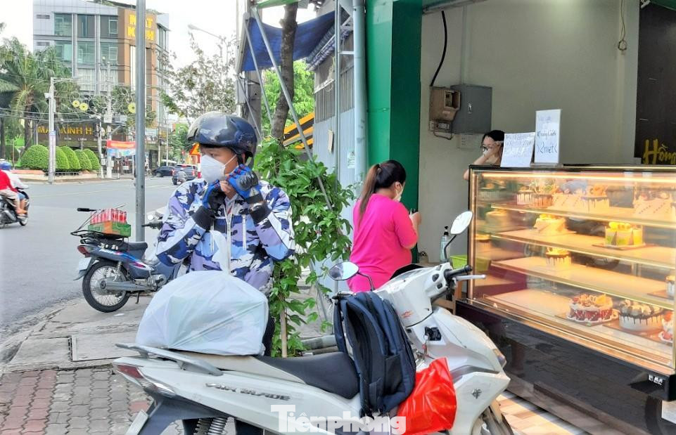 Tổ chức đám cưới dưới 10 người, đám tang dưới 20 người có sự giám sát của nhân viên y tế. Tiếp tục tạm dừng các hoạt động kinh doanh, dịch vụ không thiết yếu gồm: Quán bar, karaoke, vũ trường, massage, spa, rạp chiếu phim, trò chơi điện tử, bán hàng rong, vé số dạo, hát rong. Tổ chức đám cưới dưới 10 người, đám tang dưới 20 người có sự giám sát của nhân viên y tế. Tiếp tục tạm dừng các hoạt động kinh doanh, dịch vụ không thiết yếu gồm: Quán bar, karaoke, vũ trường, massage, spa, rạp chiếu phim, trò chơi điện tử, bán hàng rong, vé số dạo, hát rong.