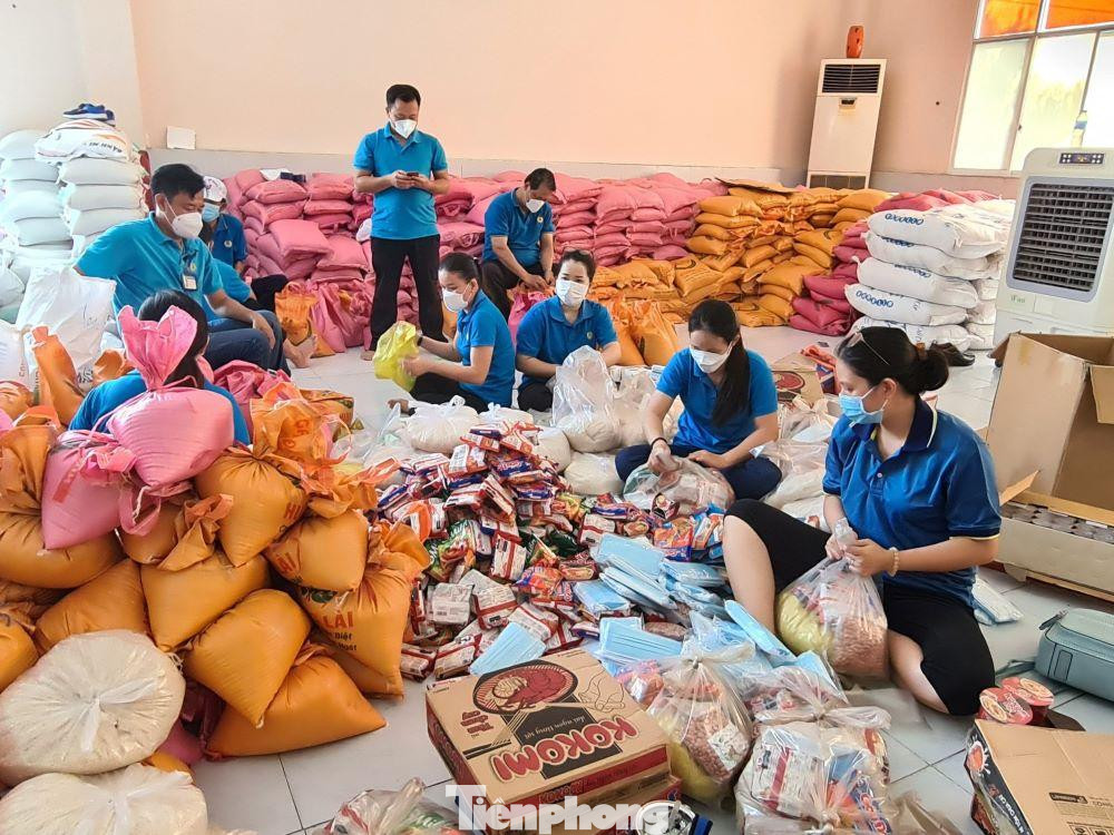 Ngoài việc hỗ trợ bằng tiền mặt, các ban, ngành, đoàn thể ở Bình Dương liên tục đến tận nơi ở của người lao động trao nhu yếu phẩm