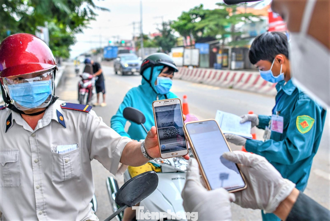 Người và phương tiện di chuyển sau nới lỏng giãn cách ở Bình Dương đều phải quét mã QR