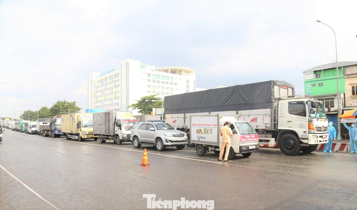 Phương tiện, hàng hóa lưu thông tăng mạnh sau nới lỏng giãn cách