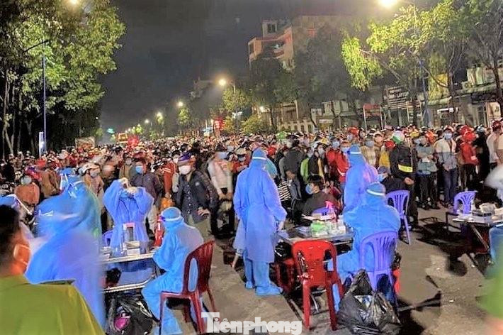 Hàng nghìn người về quê tự phát được test nhanh kháng nguyên và vận động quay trở lại Hàng nghìn người về quê tự phát được test nhanh kháng nguyên và vận động quay trở lại