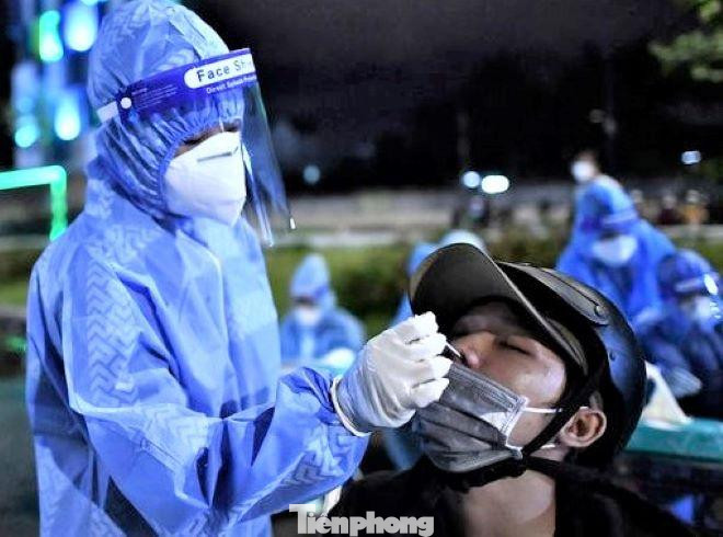 Lực lượng chức năng thực hiện test nhanh cho người về quê tự phát ở Bình Dương Lực lượng chức năng thực hiện test nhanh cho người về quê tự phát ở Bình Dương