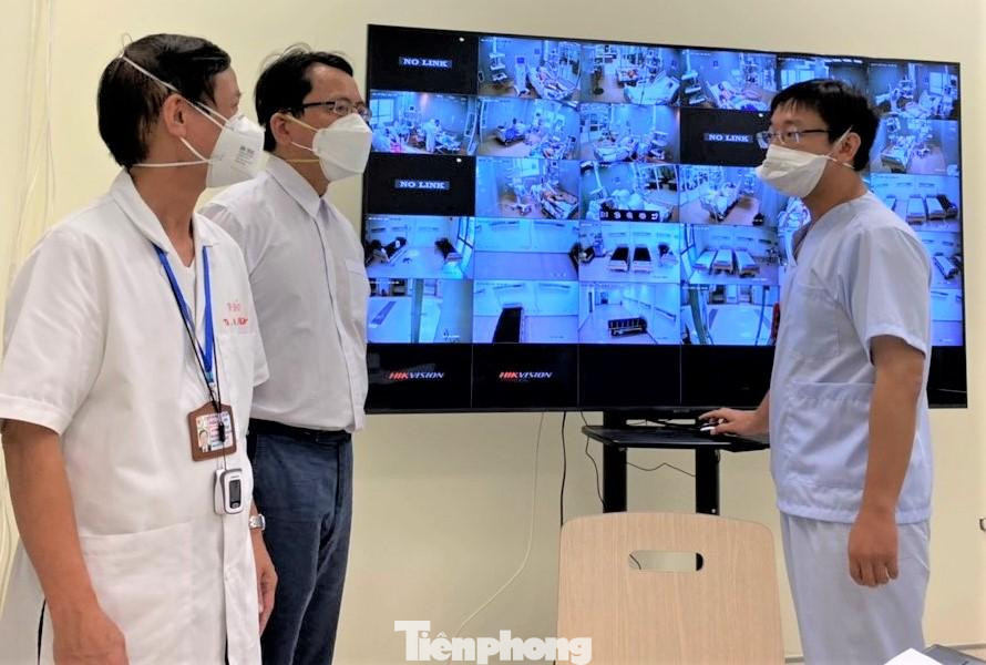 GS.TSKH.BS Dương Quý Sỹ (giữa) đang làm nhiệm vụ tại Bình Dương